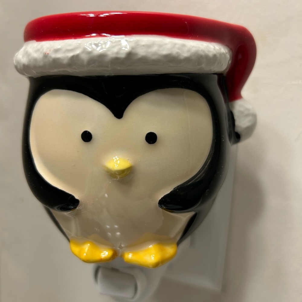 Penguin Christmas Wall Plug-In